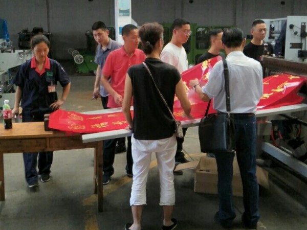 對(duì)聯(lián)燙金機(jī)試機(jī)客戶(hù)連連稱(chēng)贊！